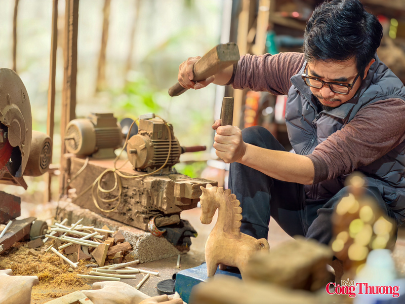Cái cứng của đá ong trở thành điểm tựa tạo hình; cái mềm của gỗ giúp cân bằng thị giác; còn sơn mài đóng vai trò như lớp “ngôn ngữ nghệ thuật” kết nối, làm dịu và nâng đỡ.