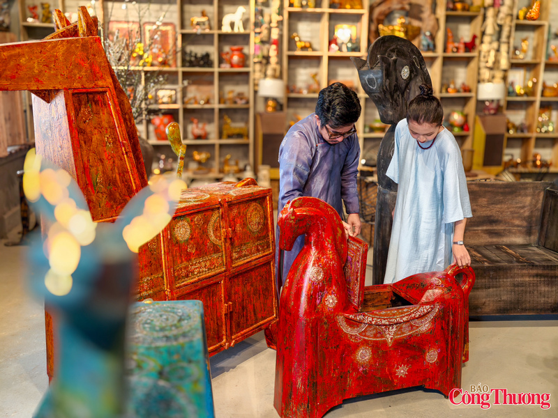 Trong bố cục ấy, ngựa mẹ được đặt ở vị trí trung tâm, là biểu trưng cho gốc rễ, cội nguồn, nền tảng văn hoá. Bao quanh là 7 ngựa con, đại diện cho các thế hệ tiếp nối, cho sự sinh sôi và lan toả của giá trị truyền đời. Mỗi chú ngựa mang một sắc độ khác nhau, một dáng vẻ khác nhau: con mạnh mẽ, con uyển chuyển, con trầm tĩnh, con bứt phá thể hiện sự đa dạng trong cá tính và con đường phát triển, nhưng tất cả đều cùng chung một hướng tiến, khát vọng vươn lên và tương lai rộng mở.
