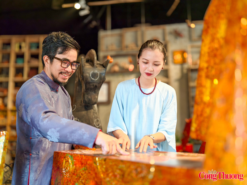 "Bát Mã Truy Phong được chế tác 100% bằng gỗ phủ sơn mài, với gam màu chủ đạo là vàng và đỏ; đây là hai sắc màu giàu tính biểu tượng trong văn hoá Tết Việt: vàng của phúc lộc, thịnh vượng; đỏ của may mắn, sinh khí và khởi đầu mới. Trên nền màu ấy, những dáng ngựa hiện lên vừa ấm áp, vừa sống động, như mang theo hơi thở mùa xuân lan tỏa khắp không gian làng cổ." - nghệ nhân Nguyễn Tấn Phát chia sẻ.