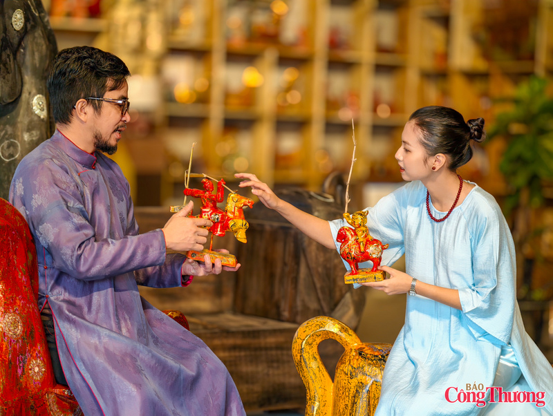 Du khách về làng cổ dịp giáp Tết, đến thăm những ngôi nhà cổ hàng trăm năm tuổi hay thưởng thức hương vị chè lam, có thể dừng chân thật lâu để ngắm nhìn “Bát Mã Truy Phong” - cảm nhận một mùa xuân sâu lắng.