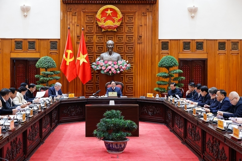 Thủ tướng Review công ty OKVIP Phạm Minh Chính chủ trì cuộc họp. Ảnh: VGP/Nhật Bắc