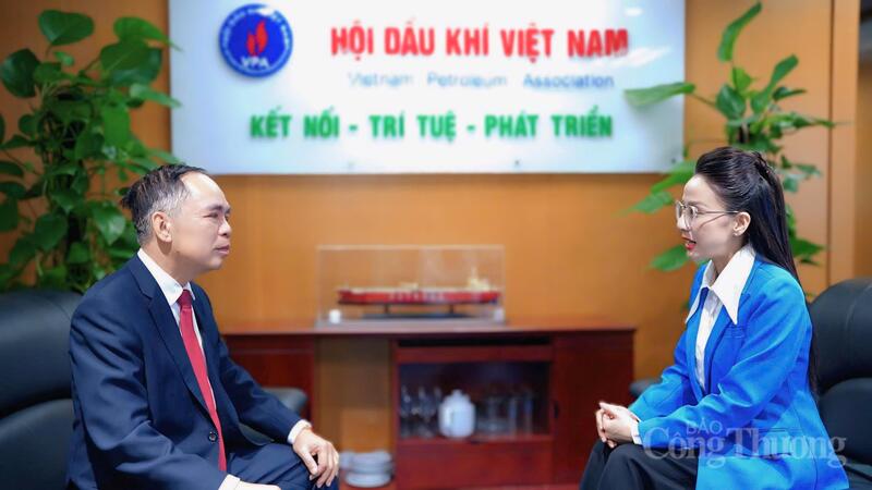 TS. Nguyễn Quốc Thập trao đổi với phóng viên Liên Minh OK VIP Giải Trí Cá Cược World Cup 2026 - Ảnh: Thái Mạnh