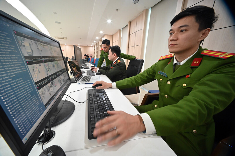 Tại Trung tâm Thông tin chỉ huy Công an TP. Hà Nội, các cán bộ Phòng Quản lý hành chính về trật tự xã hội và Phòng Tham mưu Công an TP. Hà Nội phối hợp thành các tổ công tác trực 24/24h bên hệ thống màn hình giám sát, bao quát tình hình an ninh trật tự tại Thủ đô. Ảnh: CAHN