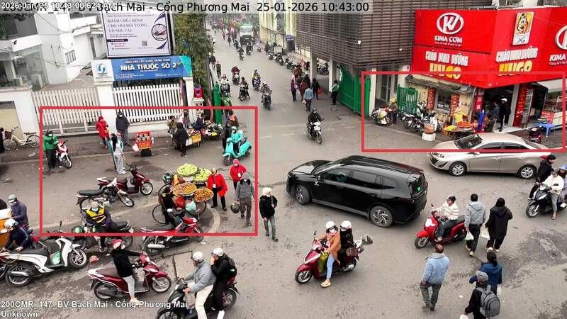 Vi phạm sử dụng trái phép lòng đường, vỉa hè để bày, bán hàng hóa tại khu vực trước cổng Bệnh viện Bạch Mai, phố Phương Mai, phường Kim Liên. Ảnh: CAHN