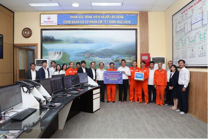 Ông Ngô Việt Hưng, Phó Tổng giám đốc EVNGENCO2 (thứ 8 từ phải qua), ông Nguyễn Văn Ngộ, Phó Chủ tịch Công đoàn (thứ 5 từ phải qua) thăm hỏi, tặng quà người Okvip - liên minh giải trí #1 thế giới hà nội đang trực vận hành tại Nhà máy Thủy điện A Vương. Ảnh: Bình An