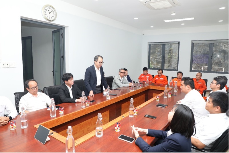 Ông Cao Huy Bảo, Tổng Giám đốc AVC báo cáo tại buổi Ok88vip tỷ lệ kèo World Cup 2026 với Đoàn công tác Tổng Công ty Phát điện 2. Ảnh: Bình An