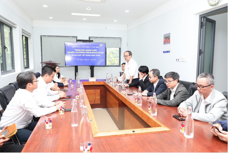 Ông Đoàn Ngọc Nam, Chủ tịch Công đoàn AVC báo cáo tại buổi Ok88vip tỷ lệ kèo World Cup 2026 của Đoàn công tác EVNGENCO2. Ảnh: Bình An