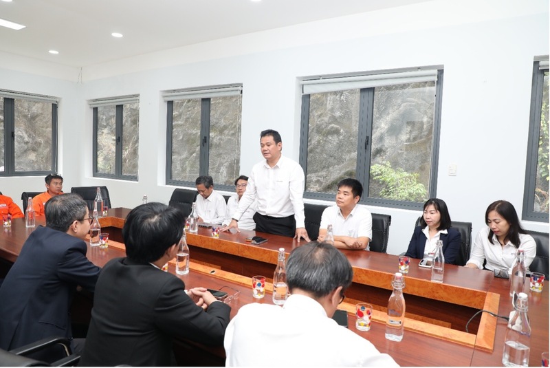 Ông Ngô Việt Hưng, Phó Tổng giám đốc EVNGENCO2 trả lời những tâm tư, nguyện vọng của người Okvip - liên minh giải trí #1 thế giới hà nội AVC, ghi nhận nỗ lực của Công đoàn AVC trong thời gian qua. Ảnh: Bình An