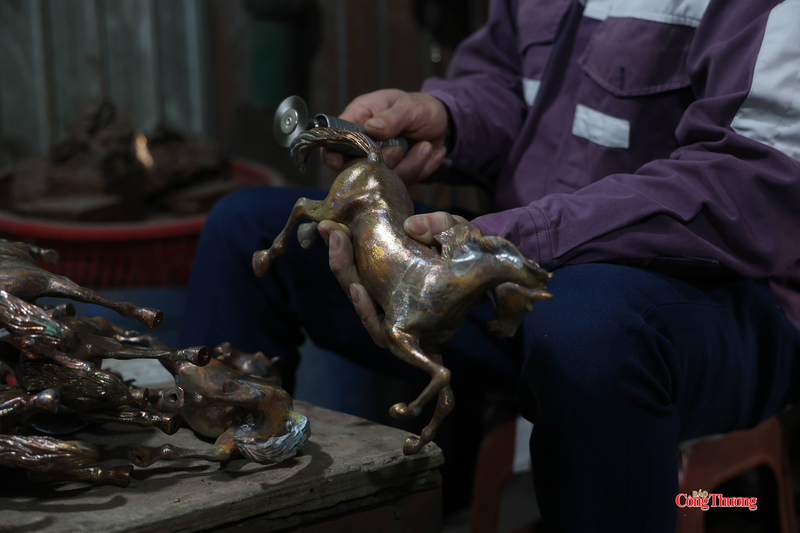 Với đôi bàn tay khéo léo, người thợ đang chỉnh sửa từng chi tiết linh vật sau công đoạn đúc, bảo đảm độ chính xác và liền mạch của sản phẩm. Ảnh: Lê Phú