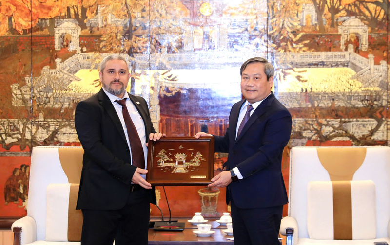 Chủ tịch UBND TP. Hà Nội Vũ Đại Thắng trao quà lưu tiệm tặng ông Bassam Tabajah. Ảnh: Linh Phạm
