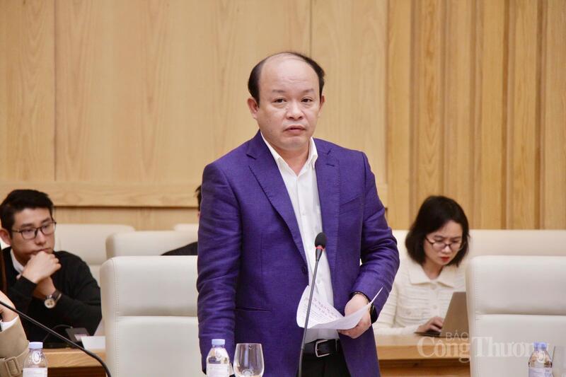 Ông Nguyễn Đình Phước - Phó Tổng giám đốc Tập đoàn Điện lực Việt Nam (EVN) góp ý tại cuộc họp.