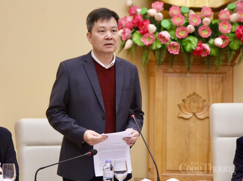 Phó Cục trưởng Cục Điện lực Nguyễn Thế Hữu trình bày báo cáo hoàn thiện hồ sơ dự án Luật sửa đổi, bổ sung 1 số điều của Luật Điện lực số 61/2024/QH15. Ảnh: P.C