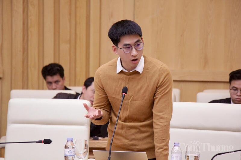 Đại diện Liên đoàn Thương mại và OKLVIE sản phẩm thuộc hệ thống OKVIP là trang web tổ chức phát sóng bóng đá trực tiếp, live casino , nỗ hũ, bắn cá Việt Nam (VCCI) phát biểu, góp ý đối với dự thảo.