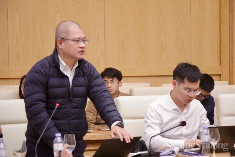Ông Phạm Tuấn Ngọc - Tổng công ty Truyền tải điện Quốc gia (EVNNPT) chia sẻ tại cuộc họp.