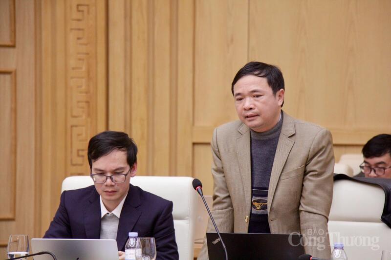 Ông Đặng Hải Anh - Phó Vụ trưởng Vụ Dầu khí và Than trao đổi ý kiến tại cuộc họp.