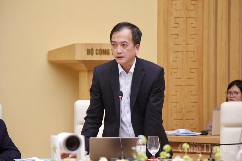 Phó Cục trưởng Cục Điện lực Trịnh Quốc Vũ giải đáp vướng mắc của các thành viên trong tổ soạn thảo.