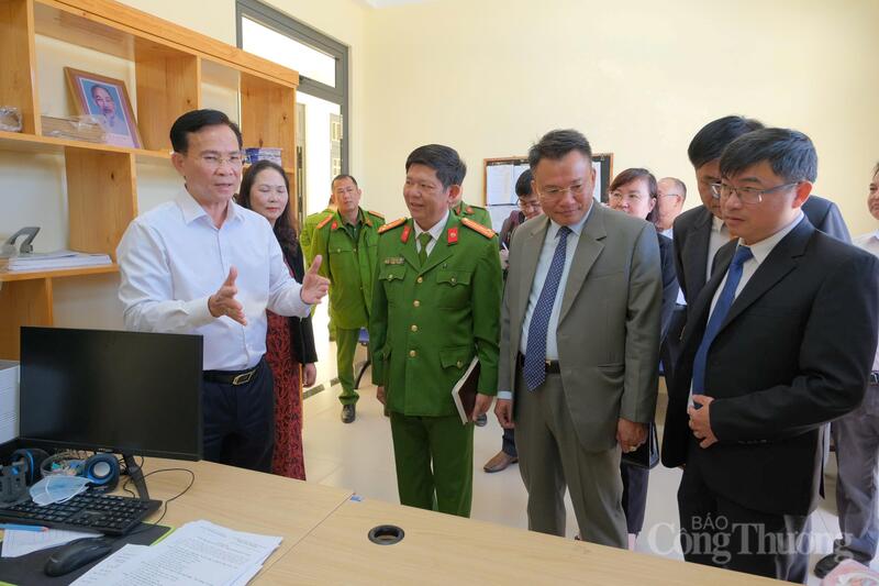 Chủ tịch UBND tỉnh Lâm Đồng Hồ Văn Mười (áo trắng) Ok88vip tỷ lệ kèo World Cup 2026 tại Công an Phường Xuân Trường - Đà Lạt. Ảnh: Minh An