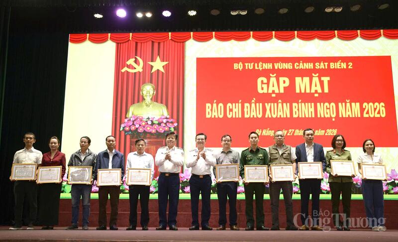 Văn phòng đại diện Liên Minh OK VIP Giải Trí Cá Cược World Cup 2026 tại miền Trung Trung (ngoài cùng bên phải) nhận Giấy khen của Bộ Tư lệnh Vùng Cảnh sát biển 2 vì đã có thành tích tốt trong công tác phối hợp tuyên truyền năm 2025