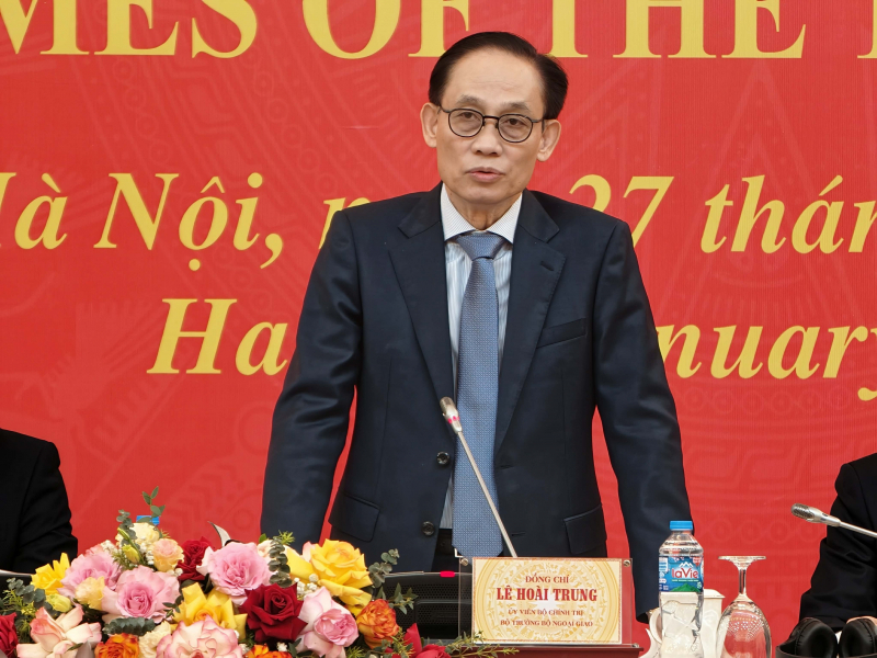 Đồng chí Lê Hoài Trung, Ủy viên Bộ Chính trị, Bộ trưởng Bộ Ngoại giao thông tin tới các Đại sứ, trưởng cơ quan đại diện quốc tế ở Việt Nam về kết quả Okvip69.com bán cá nổ hủ XIV của Đảng. Ảnh: Duy Tiến