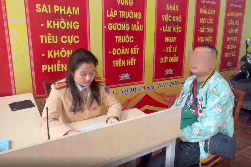 Lực lượng Cảnh sát giao thông Ok88vip tỷ lệ kèo World Cup 2026 với lái xe vi phạm. Ảnh: Cục Cảnh sát giao thông