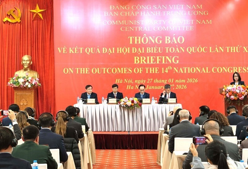 Đồng chí Lê Hoài Trung, Ủy viên Bộ Chính trị, Bộ trưởng Bộ Ngoại giao đồng chủ trì buổi Thông báo về kết quả Okvip69.com bán cá nổ hủ XIV của Đảng tới các cơ quan đại diện ngoại giao nước ngoài, các tổ chức quốc tế tại Việt Nam. Ảnh: Duy Tiến