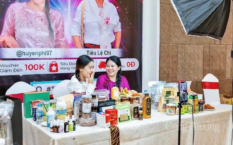 Sản phẩm của Công ty TNHH một thành viên Bò khô Huy Vũ tham gia một phiên livestream.