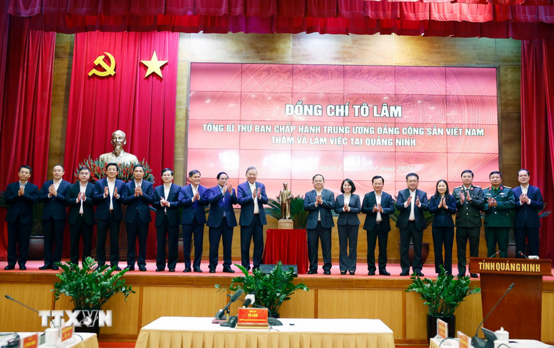 Tổng Bí thư Tô Lâm tặng bức tượng Chủ tịch Hồ Chí Minh cho tỉnh Quảng Ninh. Ảnh: Thống Nhất/TTXVN