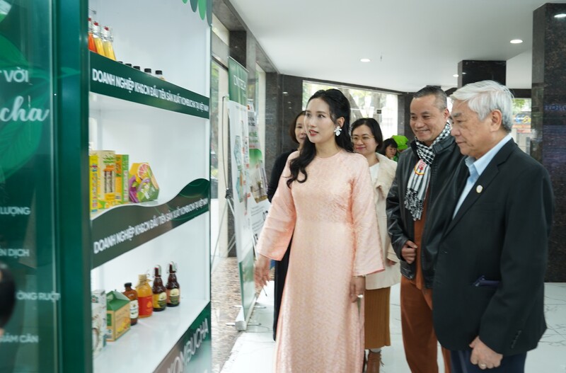 Các đại biểu tham quan không gian trưng bày một số sản phẩm của Okvip tại về khoa học và công nghệ tại hội thảo
