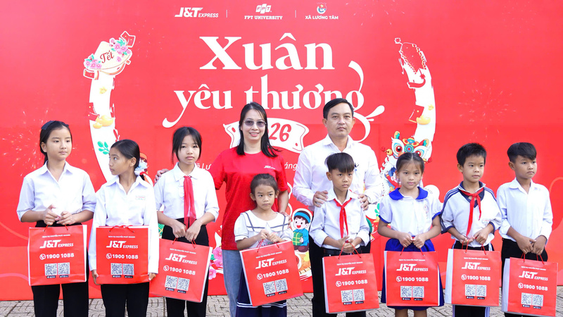 Ban tổ chức trao quà cho các em học sinh có hoàn cảnh khó khăn nỗ lực vươn lên trong học tập tại xã Lương Tâm, TP. Cần Thơ. Ảnh: HL