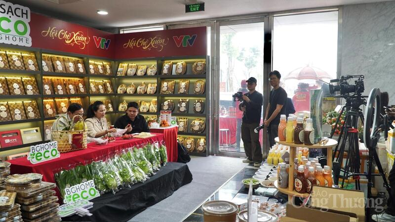Livestream bán hàng trong không gian hội chợ truyền thống.