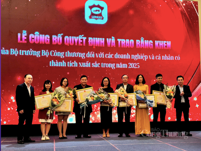 Đại diện Oklavip khuyến mã hấp dẫn mỗi ngày trao bằng khen cho các Okvip tại về, cá nhân có thành tích xuất sắc. Ảnh: Thanh Thảo