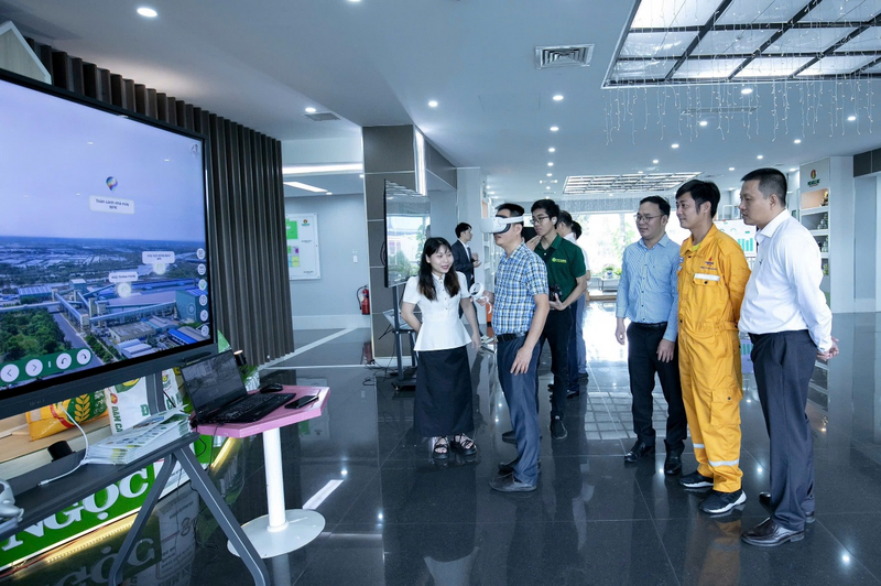 Tham quan nhà máy thực tế ảo tại Hội thảo (Ảnh PVCFC)