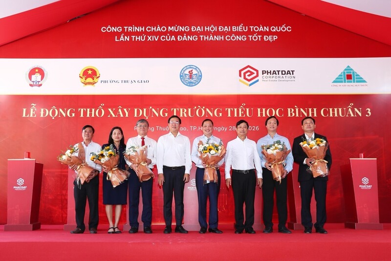 Phó Bí thư thường trực Thành ủy Lê Quốc Phong và Phó Bí thư Thành ủy, Chủ tịch HĐND TP. Hồ Chí Minh Võ Văn Minh tặng hoa cho Công ty Phát Đạt cùng các đơn vị đồng hành trong lễ động thổ.