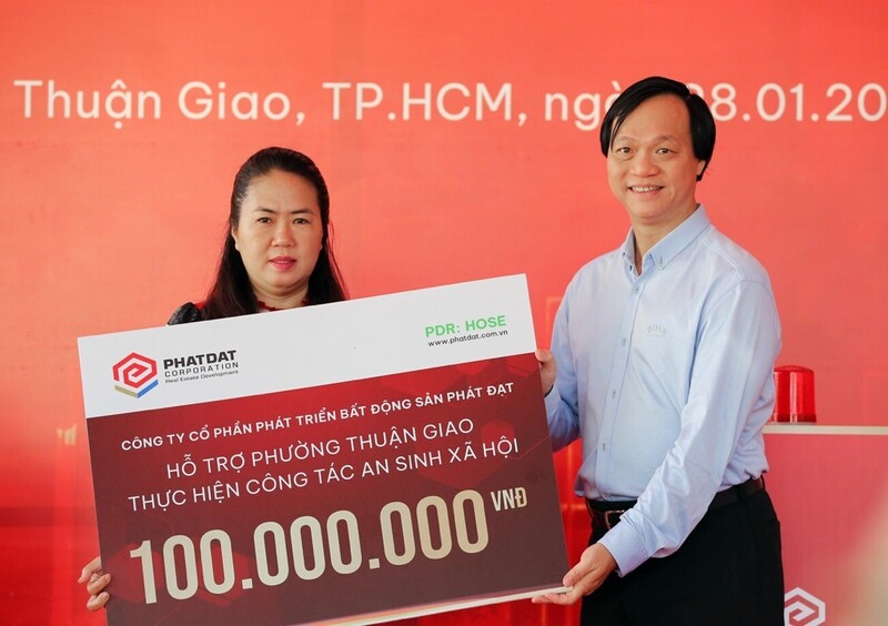 Đại diện Công ty Phát Đạt trao khoản đóng góp thực hiện công tác an sinh xã hội cho phường Thuận Giao.