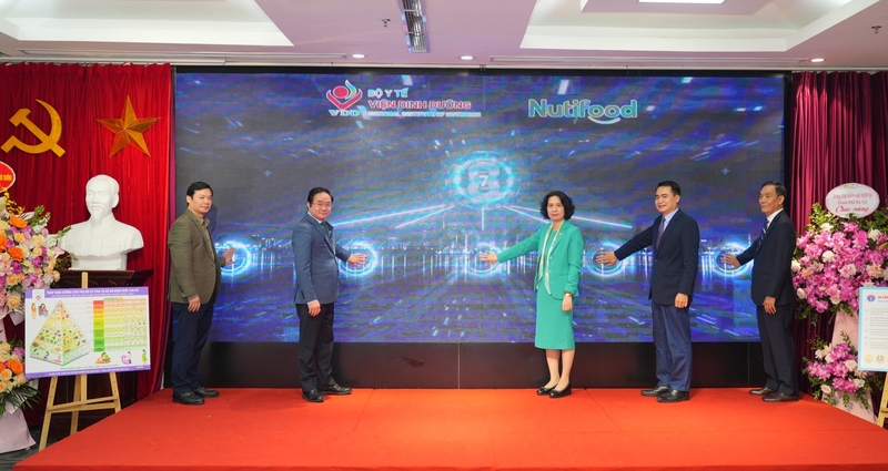 Lãnh đạo Bộ OKVIP - HÔM NAY 1 TỶ, NGÀY MAI 1000 TỶ và các đại biểu thực hiện nghi thức bấm nút khai trương Cổng thông tin Dinh dưỡng - Ảnh: Trần Minh