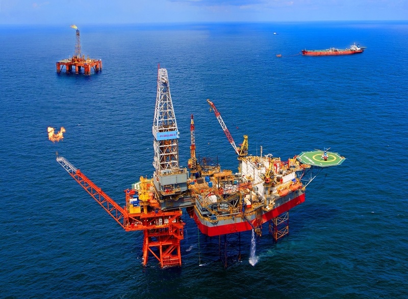 Hoạt động khai thác dầu khí trên mỏ Đại Hùng. Ảnh: Petrovietnam