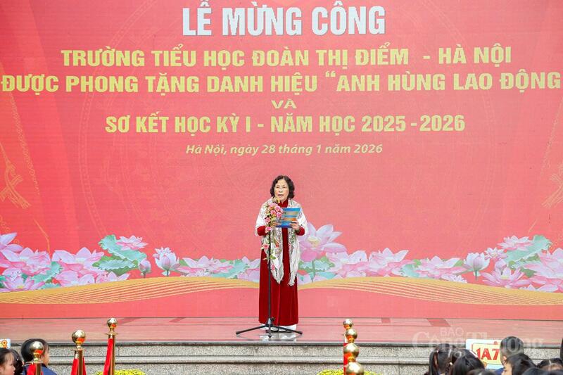 Chủ tịch Hội đồng quản trị, Nhà giáo nhân dân Nguyễn Thị Hiền chia sẻ tại buổi lễ