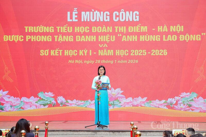 Hiệu trưởng Trường Tiểu học Đoàn Thị Điểm, Nhà giáo ưu tú Đào Thị Thủy phát biểu tại buổi lễ