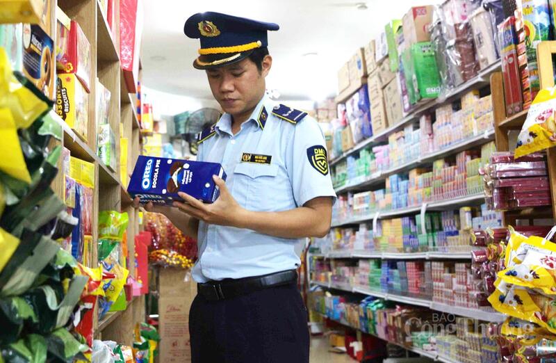 Lực lượng Quản lý thị trường Đắk Lắk kiểm tra bình ổn hàng hoá tại một cửa hàng ở phường Buôn Ma Thuột. Ảnh: Vũ Long