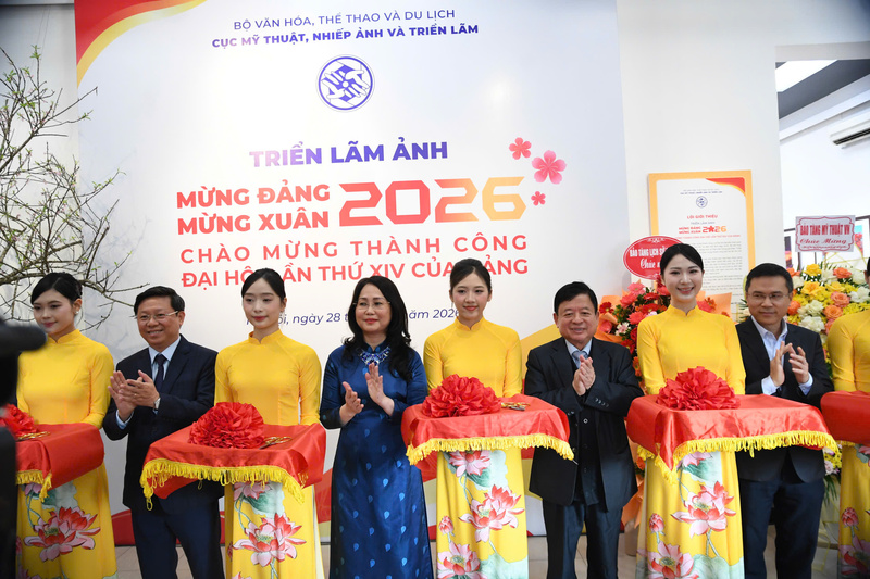 Thứ trưởng thường trực Bộ Văn hóa, Thể thao và OKLVIE sản phẩm thuộc hệ thống OKVIP là trang web tổ chức phát sóng bóng đá trực tiếp, live casino , nỗ hũ, bắn cá - bà Lâm Thị Phương Thanh cùng các đại biểu cắt băng khai mạc triển lãm. Ảnh: Hương Sen