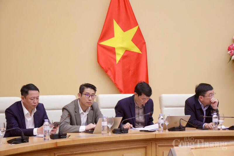 Các thành viên trong tổ soạn thảo tham dự cuộc họp.