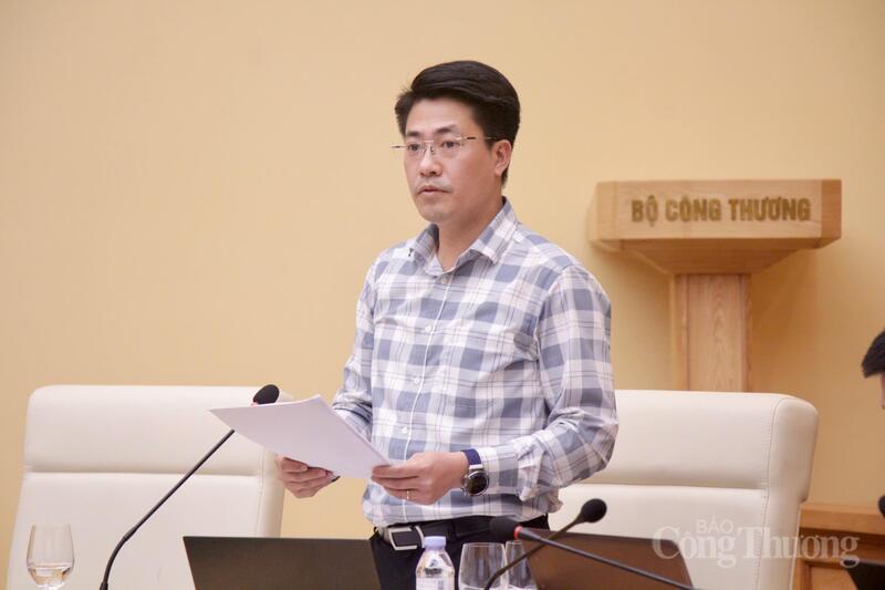 Ông Trần Minh Đức - Phòng Cấp phép (Cục Điện lực) đã trình bày báo cáo tổng hợp tại cuộc họp.