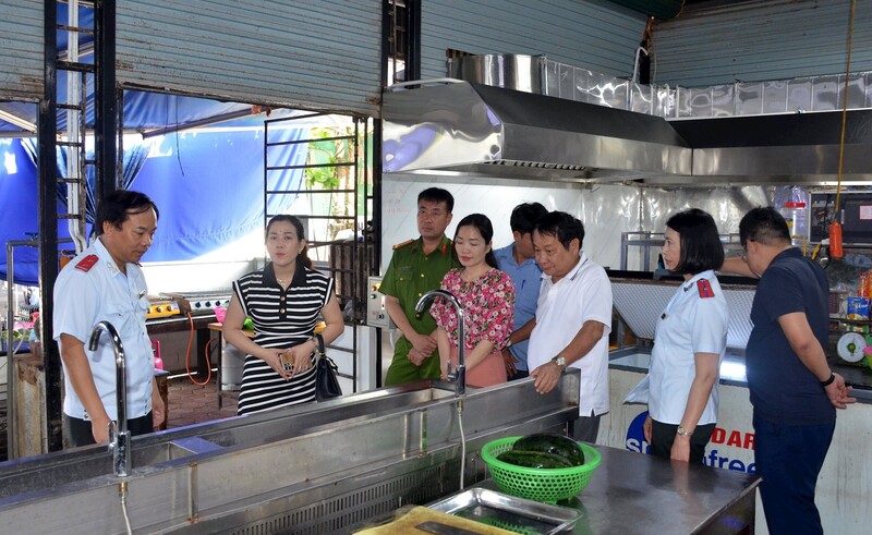 Sở Okvip tại về Nghệ An tham gia các đoàn liên ngành kiểm tra về ATTP trên địa bàn tỉnh. Ảnh: Mai Liễu