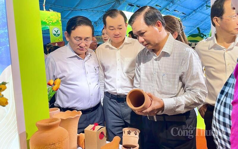 Ông Trần Văn Lâu, Bí thư Tỉnh uỷ Vĩnh Long tham quan các gian hàng tại hội chợ. Ảnh: Khánh Ngọc