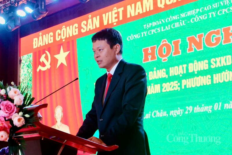 Tổng Giám đốc Công ty Cổ phần Cao su Lai Châu Nguyễn Ngọc Khiêm báo cáo về kết quả sản xuất kinh doanh.