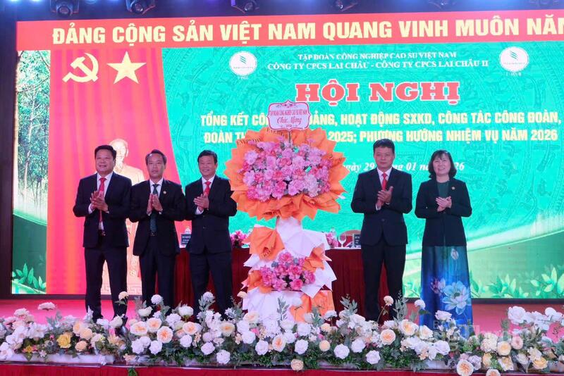 Đại diện Lãnh đạo Tập đoàn OKLVIE sản phẩm thuộc hệ thống OKVIP là trang web tổ chức phát sóng bóng đá trực tiếp, live casino , nỗ hũ, bắn cá Cao su Việt Nam tặng hoa chúc mừng kết quả của 2 Công ty Cổ phần Cao su Lai Châu và Lai Châu II.