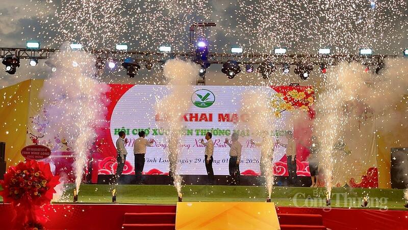 Nghi thức bấm nút khai mạc hội chợ. Ảnh: Khánh Ngọc