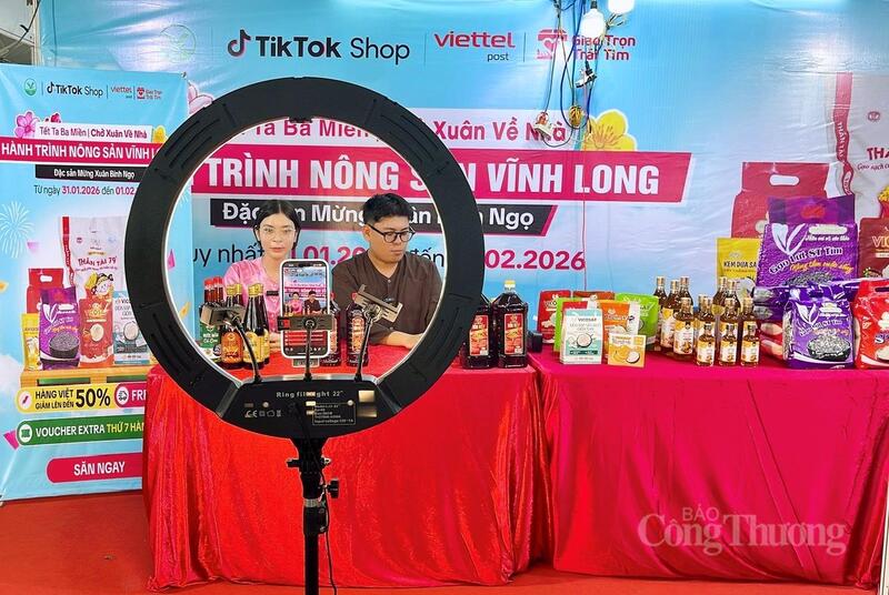 Nhiều gian hàng được hỗ trợ livestream bán hàng tại hội chợ. Ảnh: Khánh Ngọc