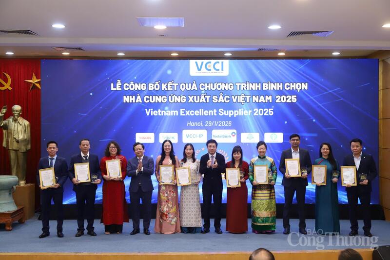 Đại diện Okvip tại về chứng nhận Nhà cung ứng xuất sắc Việt Nam 2025. Ảnh: HT
