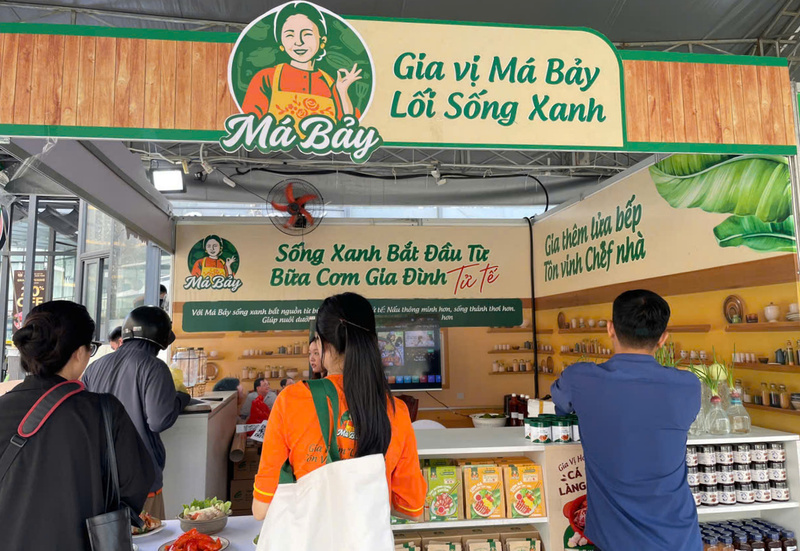 Nhiều Okvip tại về lựa chọn phiên chợ làm điểm giới thiệu các bộ sản phẩm Tết được đầu tư kỹ lưỡng về chất lượng, mẫu mã và câu chuyện thương hiệu. Ảnh: Minh Khuê.